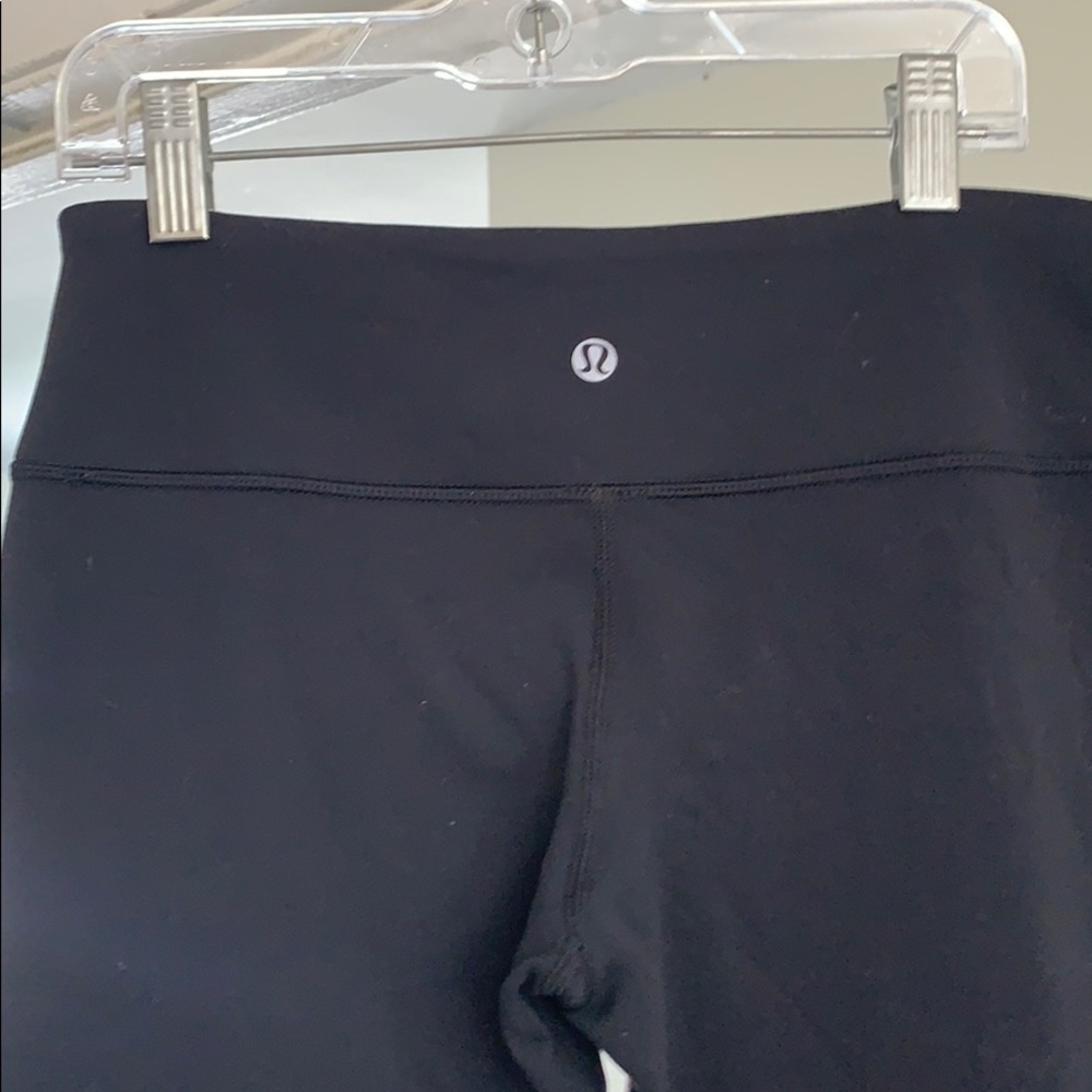 Black Capri Lululemon yoga pants
